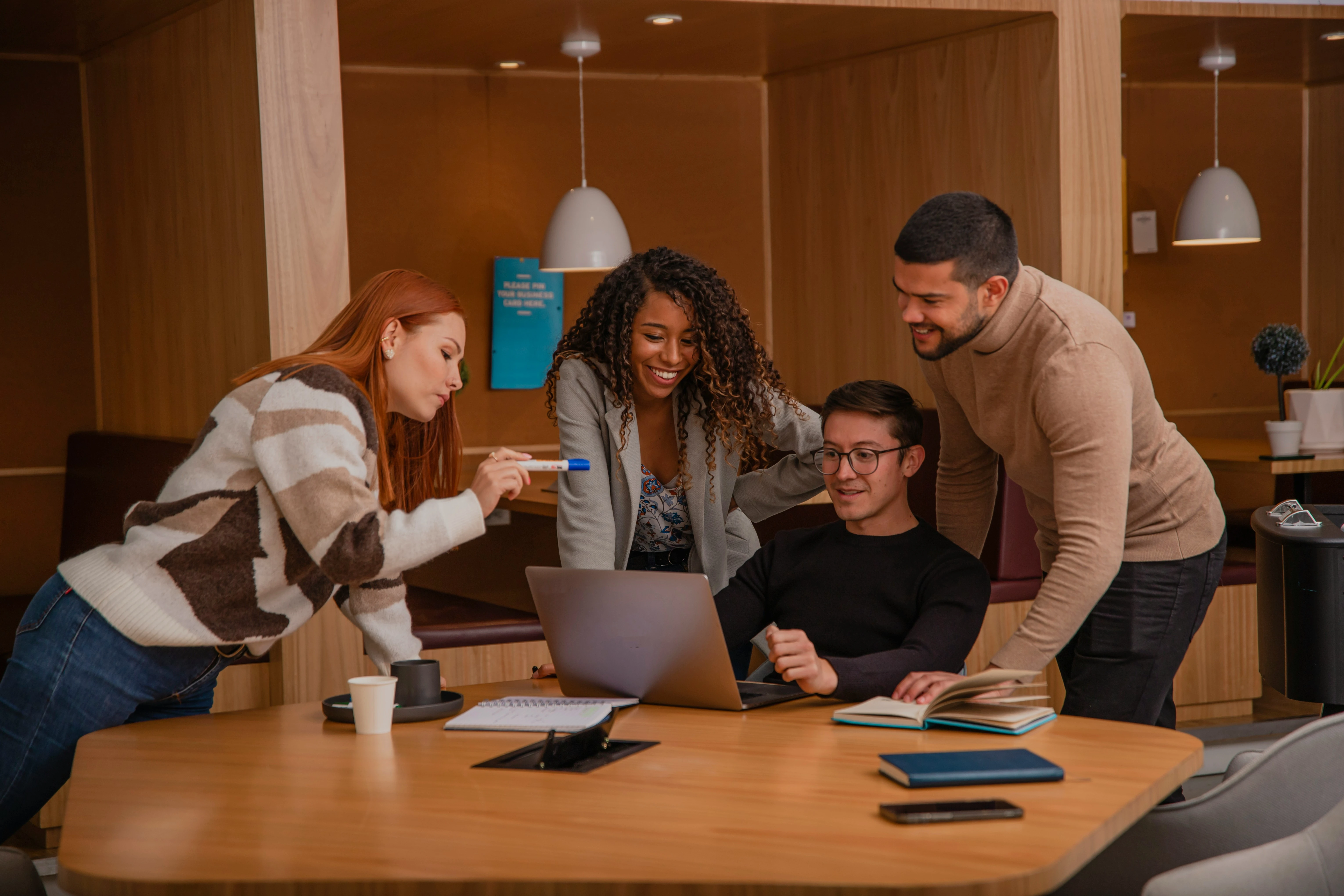 Team arbeitet gemeinsam und hat Freude
